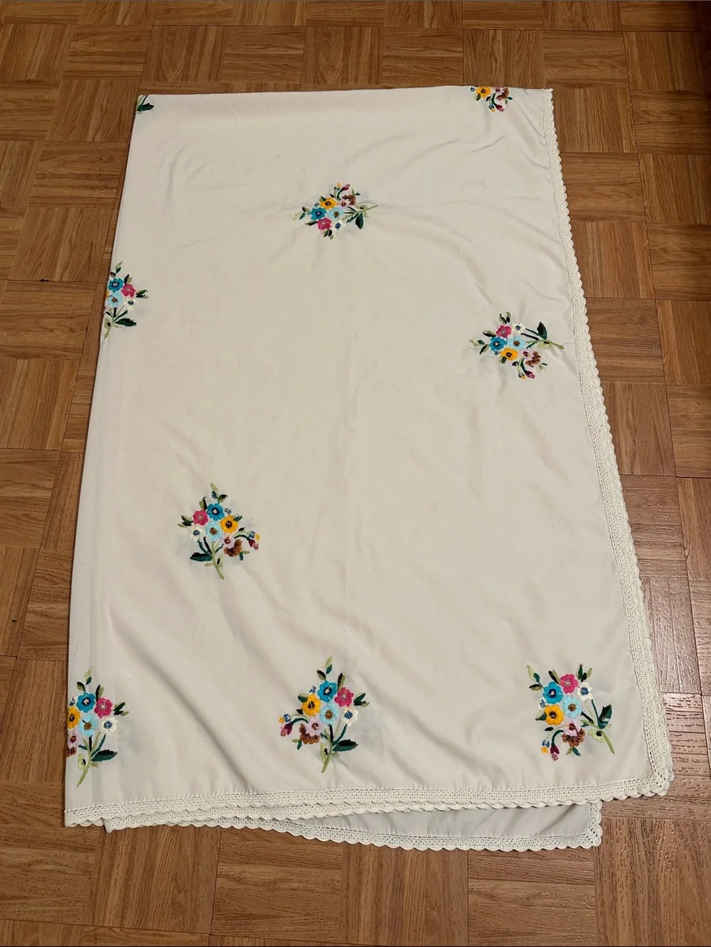 Vintage Embroidered Floral Cream tablecloth with Scalloped Edge, 94”x 60 “